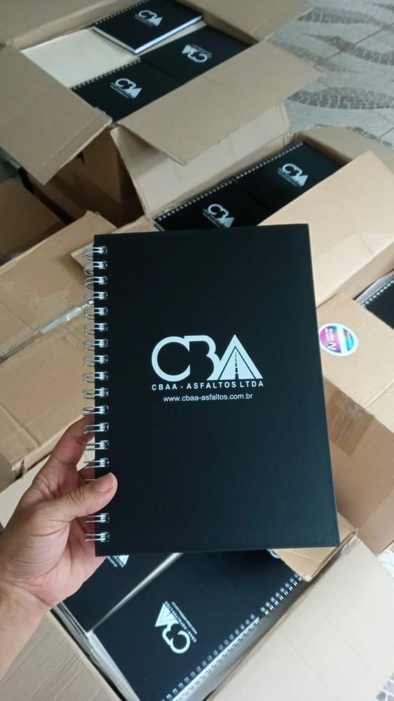 Cadernos personalizados com a marca de um cliente, prontos para entrega