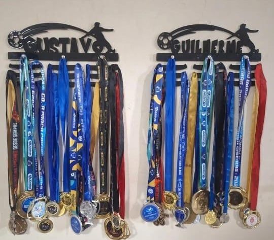 Porta-medalhas personalizados, recortados a laser com o nome de cada atleta